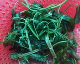 Foto langkah ke 1 dari resep Tumis Kangkung Renyah.