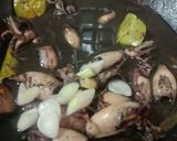 Foto langkah ke 4 dari resep Cumi Kuah Hitam Pedas Khas Tuban.