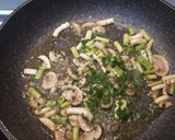 Foto del paso 2 de la receta: Revuelto de ajetes tiernos y champiñones