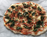 Foto del paso 9 de la receta: Pizza de espinacas, cebolla, bacon y aceitunas negras