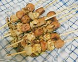 Foto langkah ke 4 dari resep Sate Ayam & Sosis (Bakar Teflon).