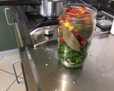 Une image de l'étape 11 de Trio de piments, tomates cerises, ail et herbes aromatiques au vinaigre.