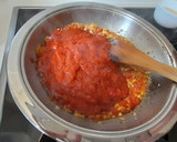Foto del paso 1 de la receta: Garbanzos con tomate y huevo