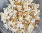Foto langkah ke 5 dari resep Salted Caramel Popcorn 🍿.