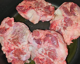 Foto del paso 1 de la receta: Canelón de carrilleras de cerdo al vino tinto con setas de temporada
