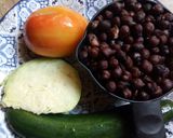 A picture of step 1 of Black chikpea salad.