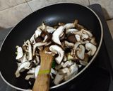 Foto langkah ke 3 dari resep Spaghetti Kari Jamur-Susu.