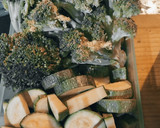 Foto del paso 3 de la receta: Pierna de cerdo en salsa verde con calabaza, brócoli y espinaca