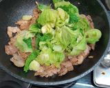 รูปขั้นตอนการทำที่ 3 ของ เส้นเล็กผัดซีอิ๊วหมูแขนงคะน้า