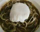 Foto del paso 8 de la receta Espaguetis de calabacín al pesto con huevo poché