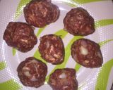 A picture of step 1 of Potato and meatballs sauce.