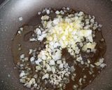 Foto del paso 1 de la receta: Revuelto de salmón con anchoas y alcaparras 😋😋😋😋😋
