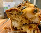 Une image de l'étape 8 de Cake vege aux tomates séchées, chèvre, oignons caramélisés et graines de courges.