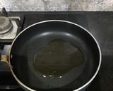 A picture of step 2 of Bhindi do Pyaza.