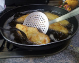 Foto del paso 5 de la receta: Filetes de merluza empanados con patatas en 25 minutos