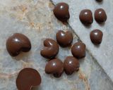 Une image de l'étape 6 de Chocolat fourré caramel noisettes ☕.