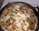 Foto del paso 3 de la receta: Omelette de zapallitos verdes, morrón y cebolla😋