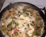 Foto del paso 3 de la receta: Omelette de zapallitos verdes, morrón y cebolla😋