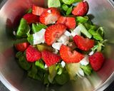 Foto del paso 1 de la receta: Ensalada de fresas 🍓