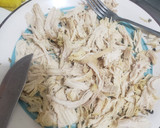 Foto del paso 3 de la receta: Pollo desmenuzado en salsa de tomate..