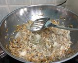 A picture of step 2 of Caramelized Spicy Anchovies / Ikan Bilis.