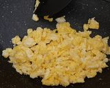 Foto langkah ke 3 dari resep Tumis Tongkol Telur Sosis.