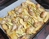 Foto del paso 5 de la receta: Jamoncitos de pollo con panaderas de calabacín y papas