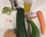 Foto del paso 1 de la receta: Crema de calabacín con verduras y salchichas de cerdo al vino tinto