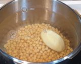 A picture of step 3 of Cocido madrileño.