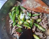 Foto langkah ke 4 dari resep Tumis Daging Sukiyaki Cabe Hijau.