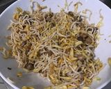 Une image de l'étape 6 de Nouilles japonaises sautées aux champignons, courgettes et épices.