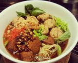 รูปขั้นตอนการทำที่ 8 ของ ก๋วยเตี๋ยว(บะหมี่)ลูกชิ้นหมูตุ๋น