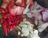 Foto langkah ke 2 dari resep Cumi Asin Pedas Oseng Kemangi.