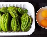 Hình bước làm 1 của món MƯỚP đắng xào trứng