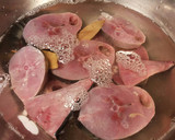 Foto del paso 5 de la receta: Albacora en adobo picante, con patatas aliñadas