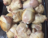 Foto del paso 1 de la receta: Estofado de muslos de pollo