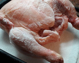 Foto del paso 2 de la receta: Pollo a la Sal