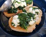 Foto del paso 6 de la receta Tosta tibia de espinacas con queso de cabra y salami