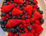 Foto del paso 6 de la receta: Clafoutis de fresas, arándanos y frambuesas