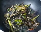 Foto langkah ke 3 dari resep Blakutak / Balakutak Tumis Hitam.