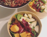 Foto del paso 2 de la receta: Ensalada de melón y pera con jamón