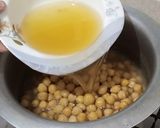 A picture of step 1 of Kathiawadi Cholay.