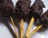 Foto del paso 2 de la receta: Palito Helado de Banana con Baño de Dulce de Leche, Cereales y Chocolate