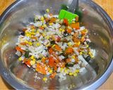 Foto del passaggio 5 della ricetta Insalata estiva di cous cous 🫑🌽🍅🧅🏳️‍🌈☮️🇺🇦