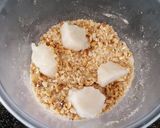 A picture of step 5 of Mochi with ground peanuts.