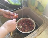 Φωτογραφία βήματος 2 της συνταγής Κρεμμυδάκια στιφάδου καθάρισμα Αντώνης