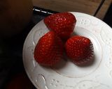 Foto del paso 1 de la receta: Postres de melocotón con fresas a la miel de romero