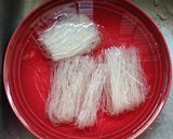 รูปขั้นตอนการทำที่ 2 ของ ก๋วยเตี๋ยวเนื้อและลิ้นตุ๋น