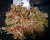 Foto langkah ke 3 dari resep Tumis kikil pedas.