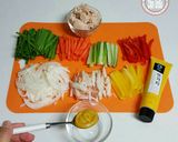 Hình bước làm 3 của món Salad ức gà mù tạt vàng 닭고기 겨자냉채